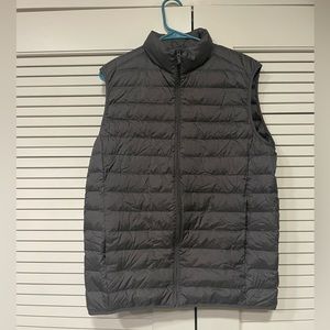 Uniqlo puffer vest in gray (M)